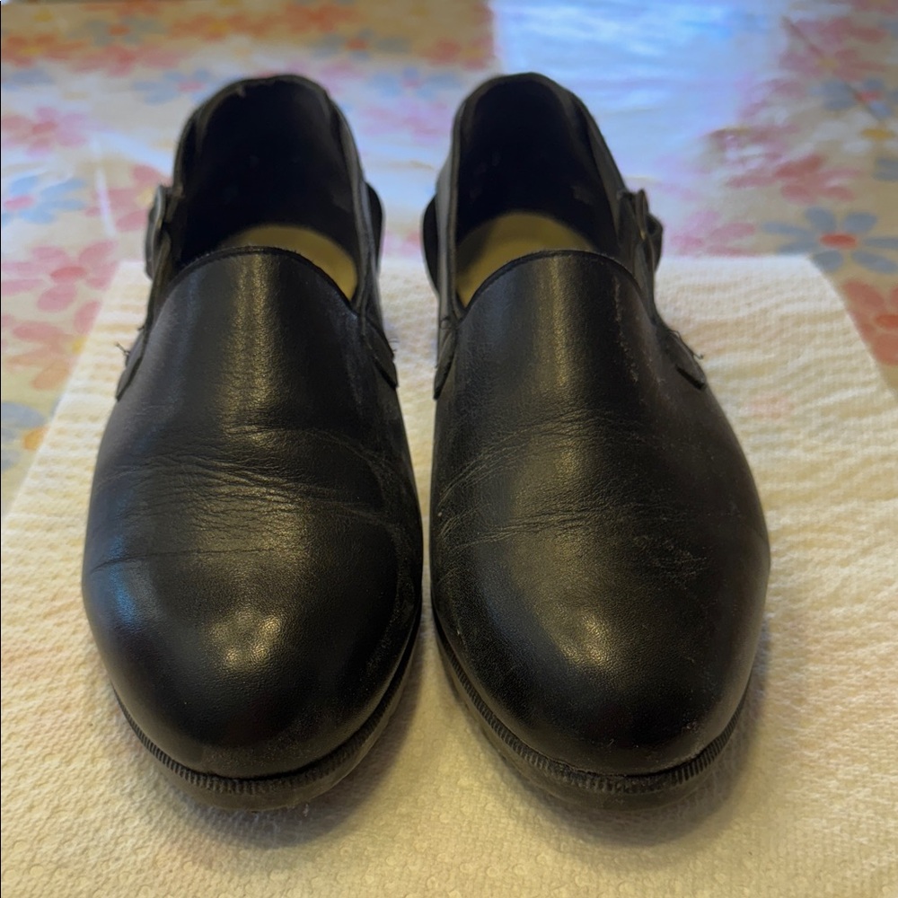 Classic ladies black leather flat